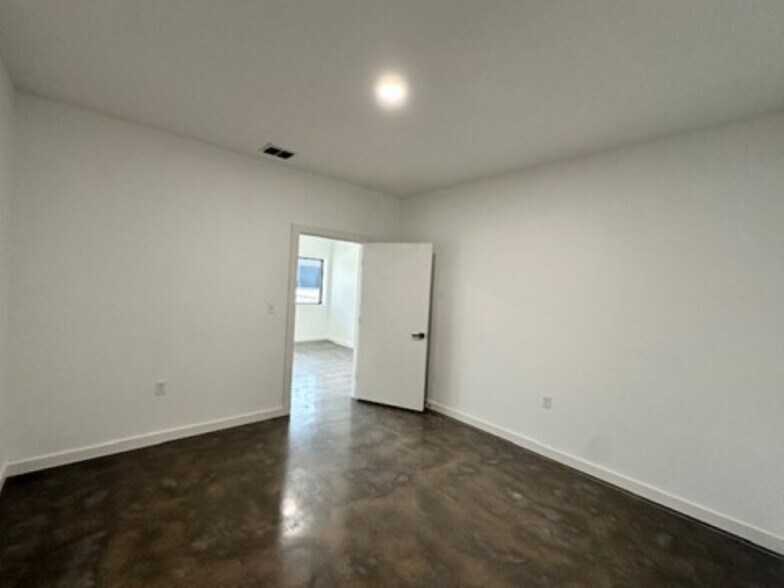 More Photos Of 606 Mill Run, Kerrville Warehouse For Lease