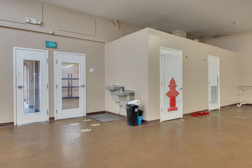 More Photos Of 110 Pine Ave, Oldsmar General Retail For Sale