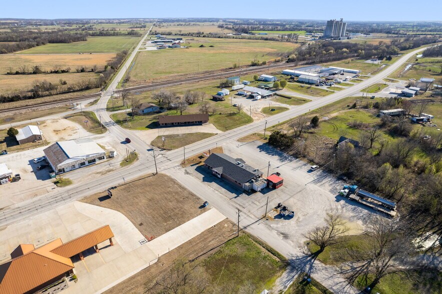 More Photos Of 704 W Conner Ave, Fairland Restaurant For Sale