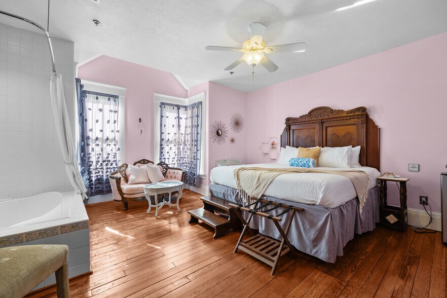 More Photos Of 221 SE 7th St, Gainesville Hospitality For Sale