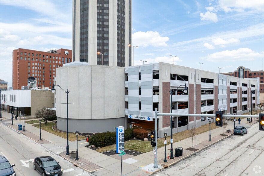 More Photos Of 700 E Adams St, Springfield Hotel For Sale