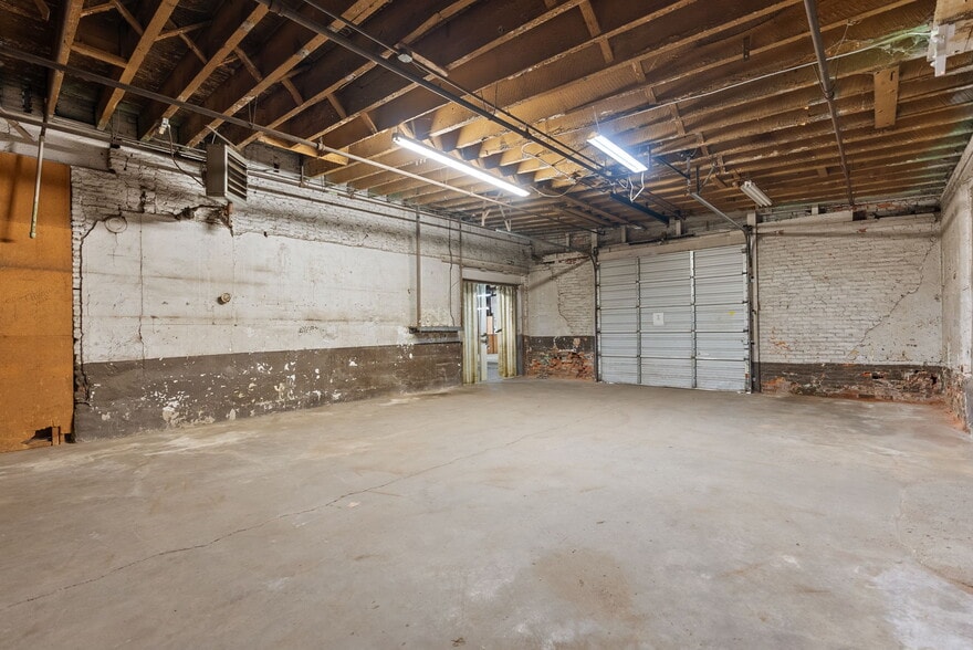 More Photos Of 314 E Market St, Warsaw Showroom For Sale
