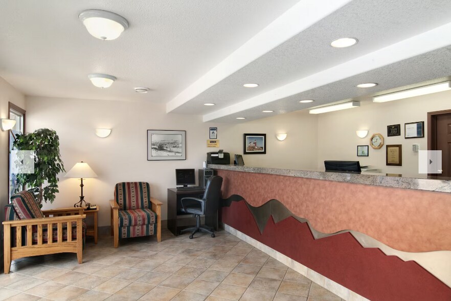 More Photos Of 101 Grove Pl, Drumheller Hotel For Sale