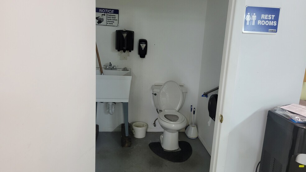 More Photos Of 4 Hadden Dr, Montgomery Warehouse For Lease