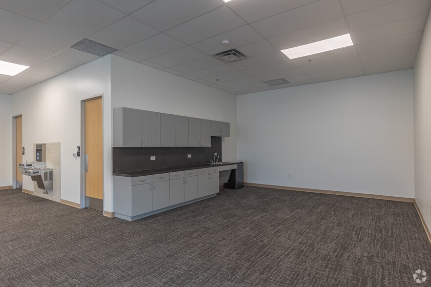 More Photos Of 210 Sunridge Blvd, Wilmer Distribution For Lease