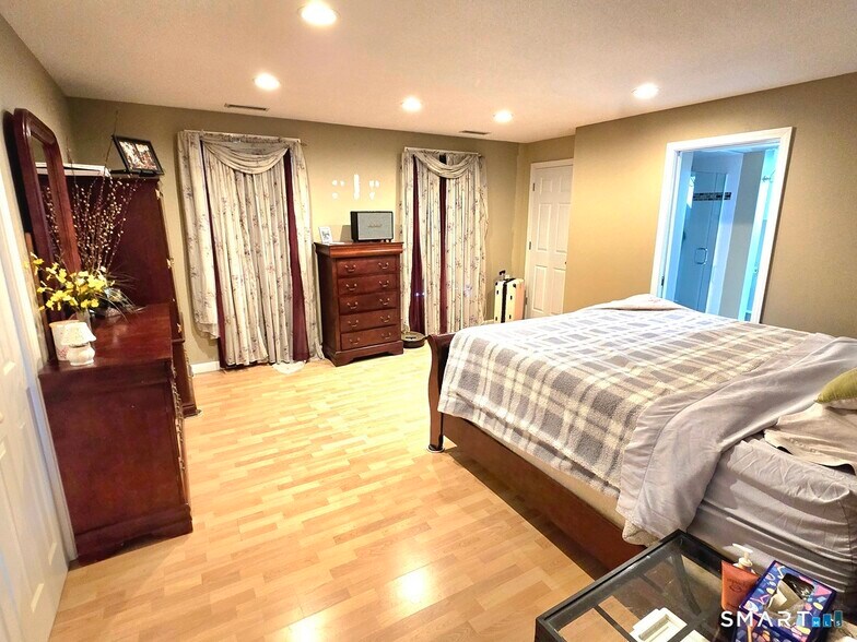 More Photos Of 442 Enfield St, Enfield Freestanding For Sale