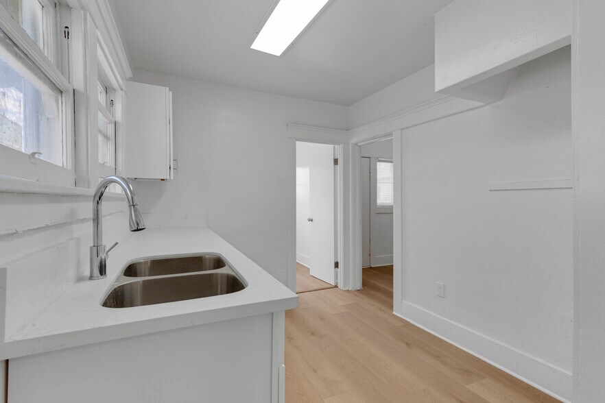 More Photos Of 372 W 11th St, San Pedro Apartments For Sale
