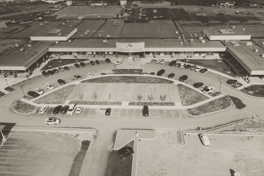 More Photos Of 2600 Middletown Commons, White Hall Storefront For Lease