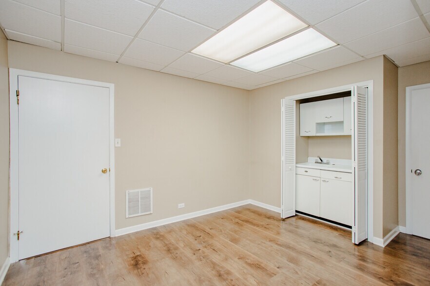 More Photos Of 831 W Touhy Ave, Park Ridge Storefront For Lease