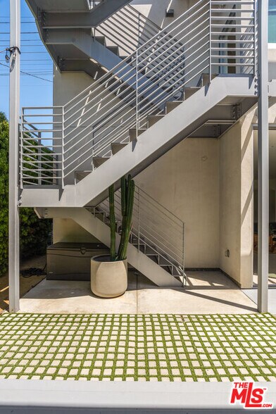 More Photos Of 1076 Palms Blvd, Venice Apartments For Sale
