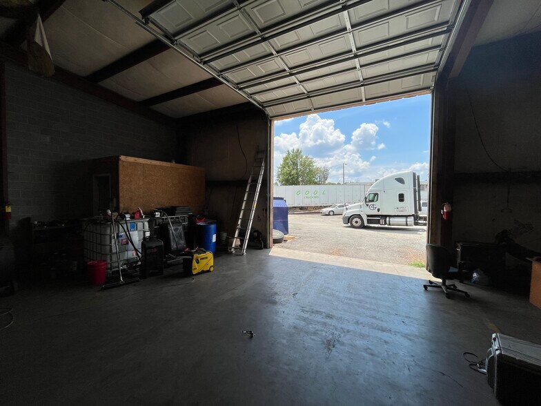 More Photos Of 3251 Robinson Cir, Charlotte Warehouse For Sale
