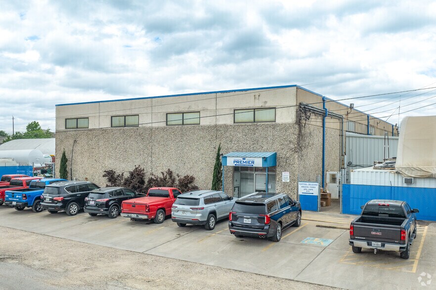 More Photos Of 615 N 6th St, La Porte Manufacturing For Sale