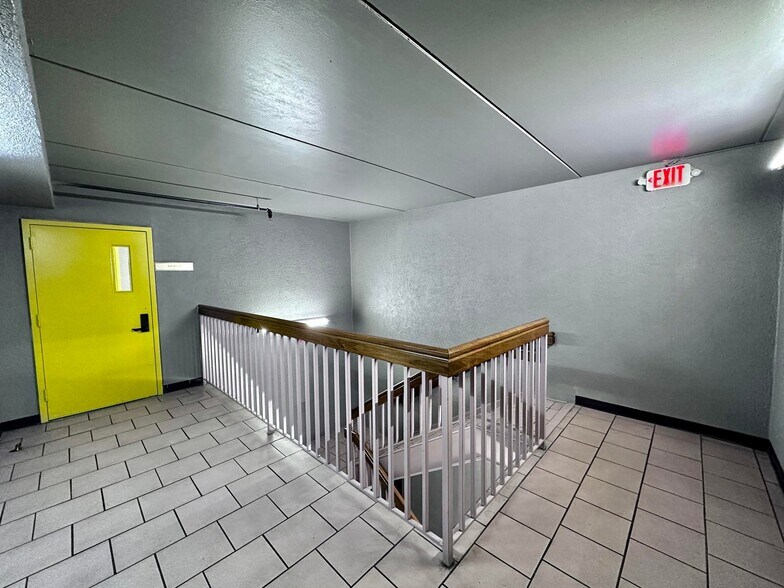 More Photos Of 2075 Highway 192 W, London Hotel For Sale