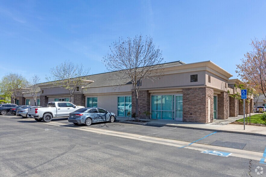 More Photos Of 7084 N Maple Ave, Fresno Office For Lease