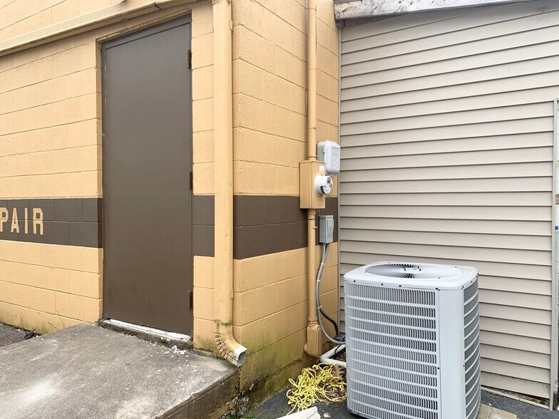 More Photos Of 929 N 5th Ave, Kankakee Storefront Retail Office For Sale