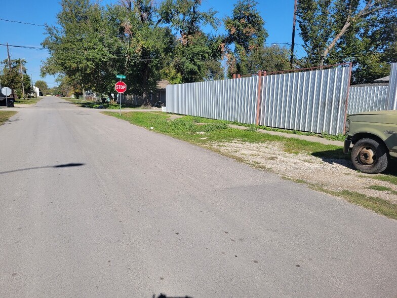 More Photos Of 8012 Munn St, Houston Land For Lease