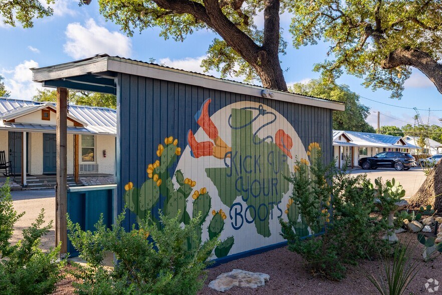 More Photos Of 902 Main St, Blanco General Retail For Lease