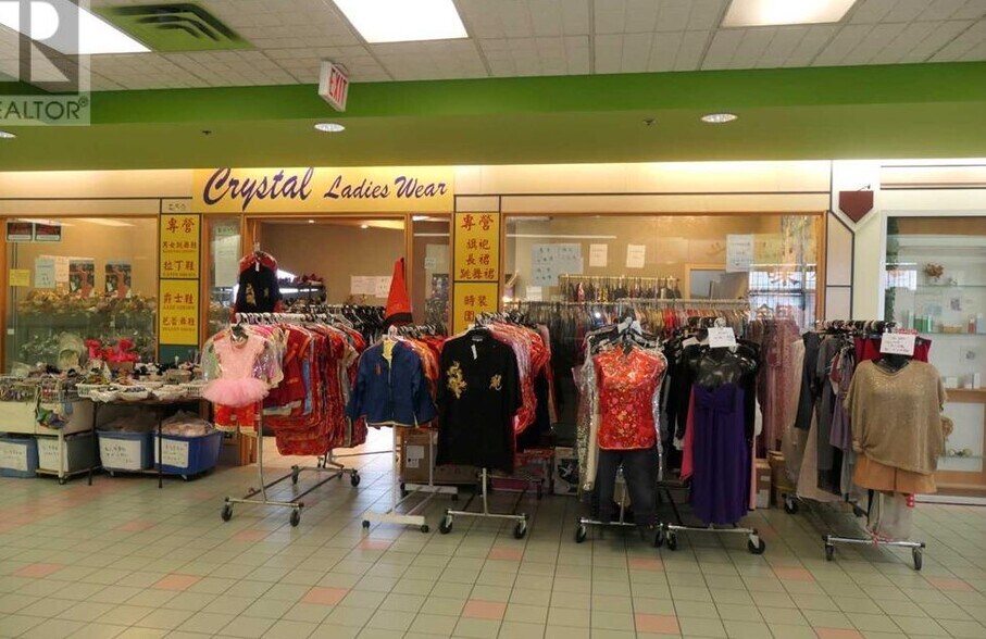 More Photos Of 1623 Centre St NW, Calgary Supermarket For Sale