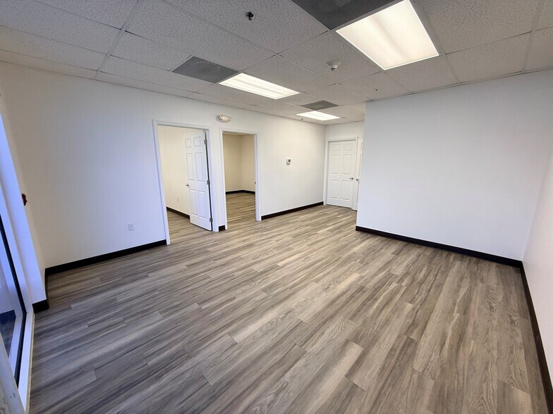 More Photos Of 787 Commerce Dr, Venice Warehouse For Lease