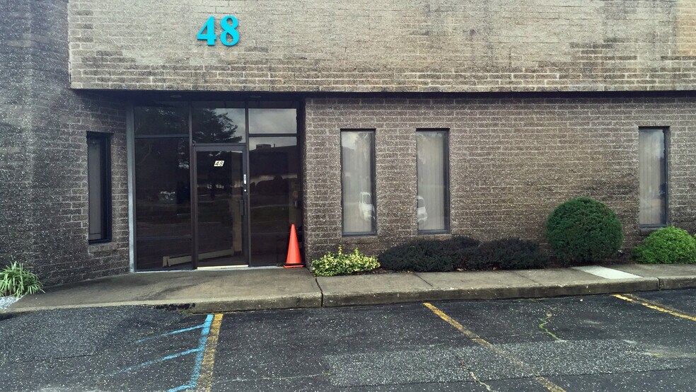 More Photos Of 48 W Jefryn Blvd, Deer Park Warehouse For Lease