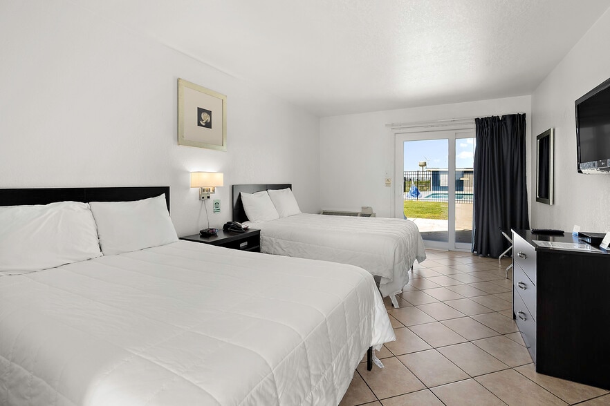 More Photos Of 700 Norris Harbor Dr, Crisfield Hotel For Sale
