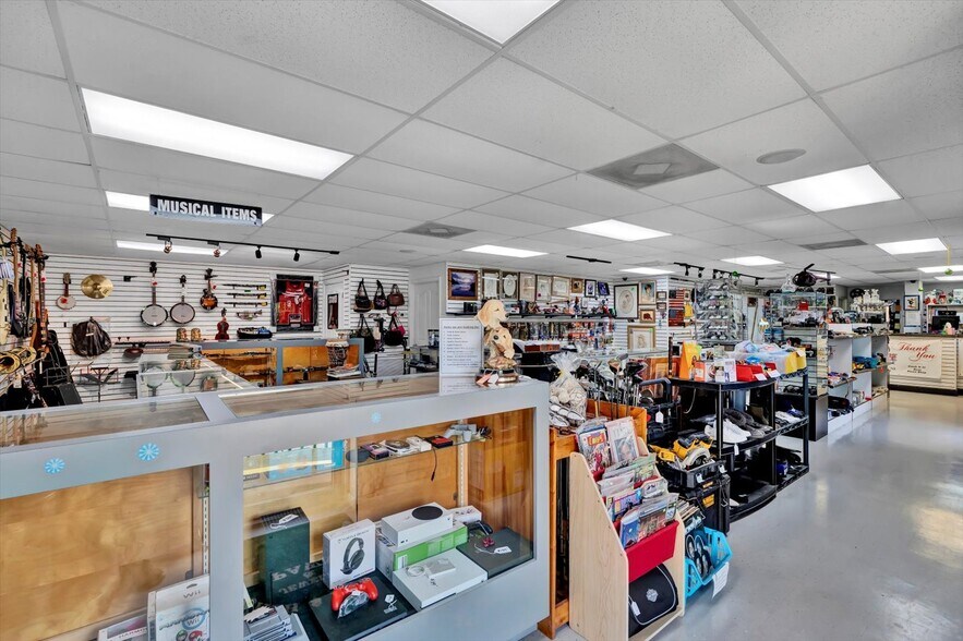 More Photos Of 3300 E Moody Blvd, Bunnell Light Manufacturing For Sale