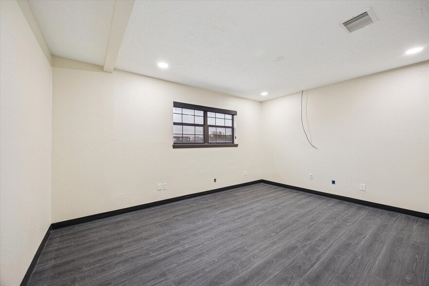 More Photos Of 4901 Yale St, Houston Office For Sale