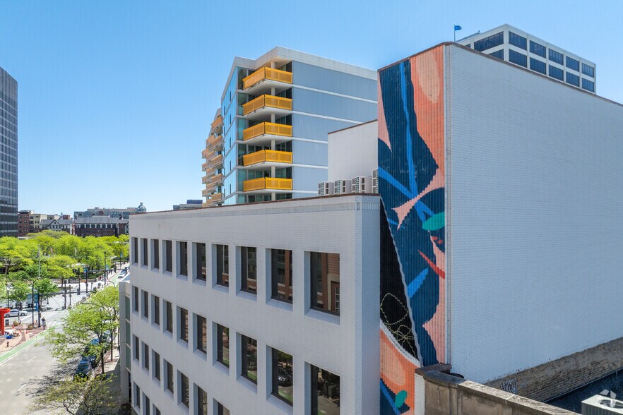 More Photos Of 820 Davis St, Evanston Office For Lease