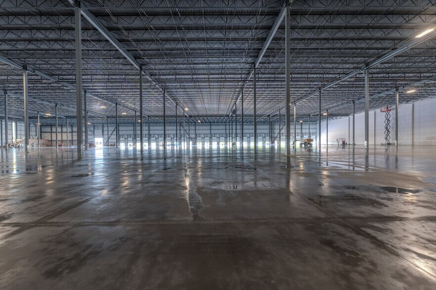 More Photos Of 151 Garden Ave, Brantford Distribution For Lease