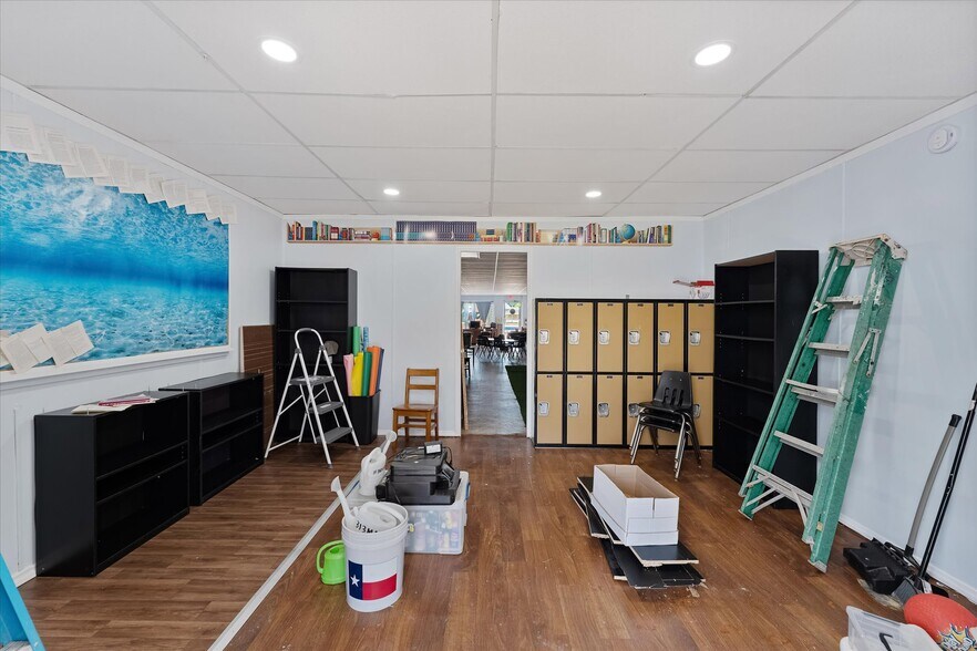 More Photos Of 313 E Main St, Humble Storefront Retail Office For Lease