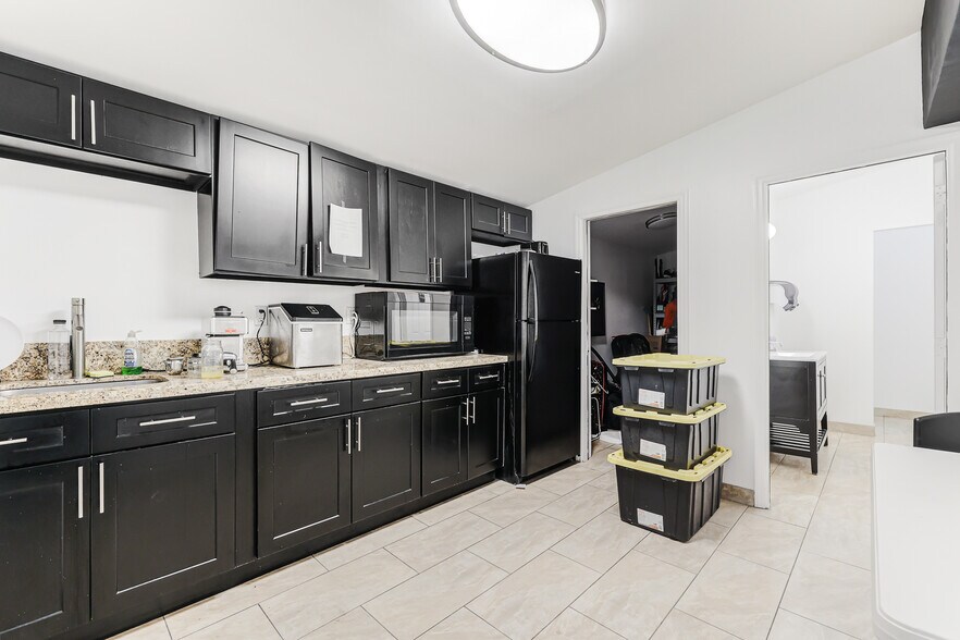 More Photos Of 4980 E 10th Ct, Hialeah Warehouse For Sale