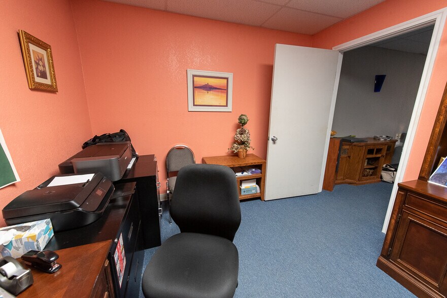 More Photos Of 1211 Lamar St, Sweetwater Flex For Sale