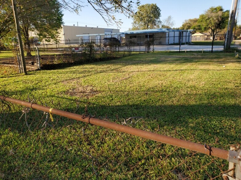 More Photos Of 410 W Canino Rd, Houston Manufacturing For Sale