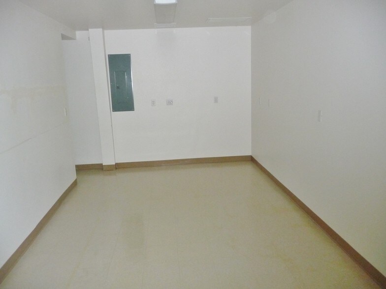 More Photos Of 1014 Kyle Ct, Ridgecrest Warehouse For Sale