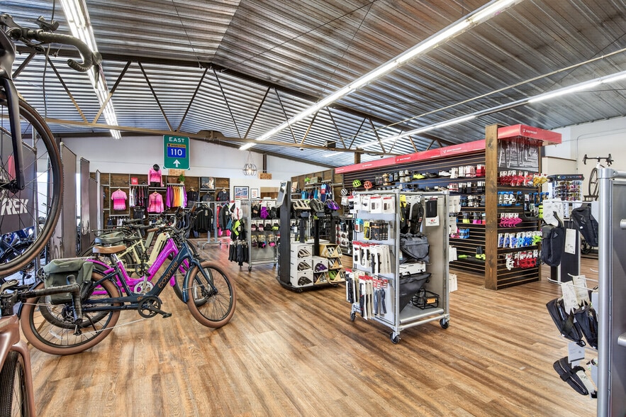 More Photos Of 1040 Dakota Dr, Mendota Heights Freestanding For Sale