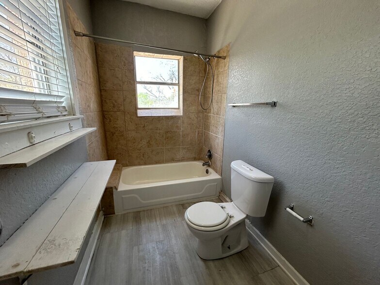 More Photos Of 1409 W Woodlawn Ave, San Antonio Apartments For Sale