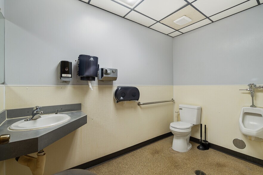 More Photos Of 2117 S 34th St, Kansas City Restaurant For Sale