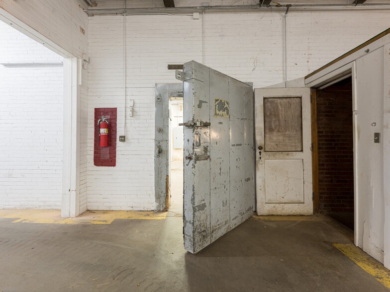 More Photos Of 701 Oriole Dr, Hendersonville Warehouse For Sale