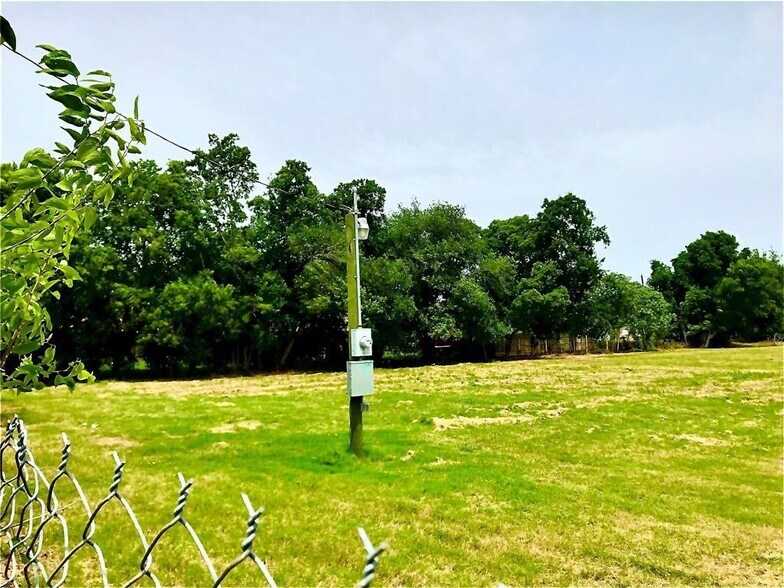 More Photos Of 0 Ambrose St, Houston Land For Sale