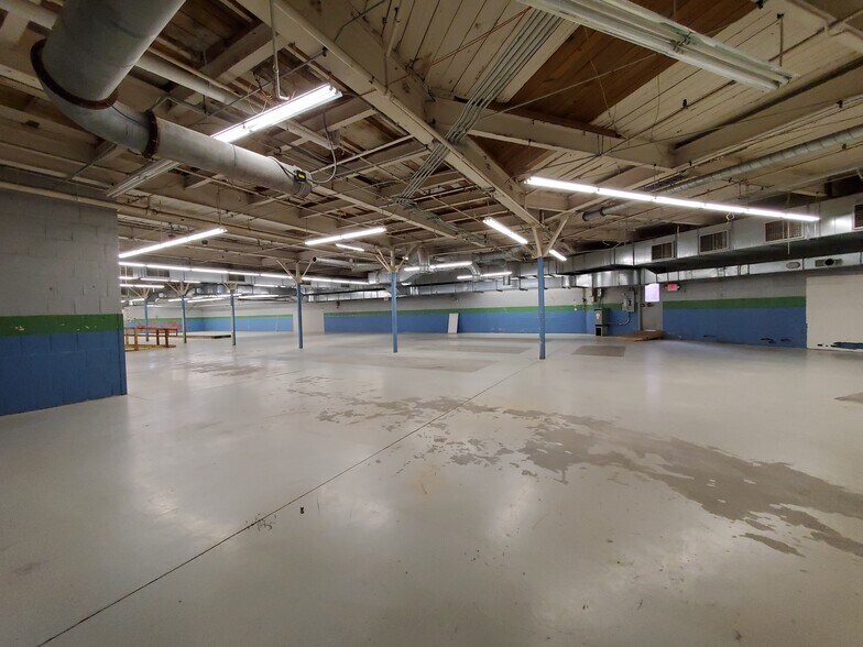 More Photos Of 94 E Adams St, Forsyth Warehouse For Lease