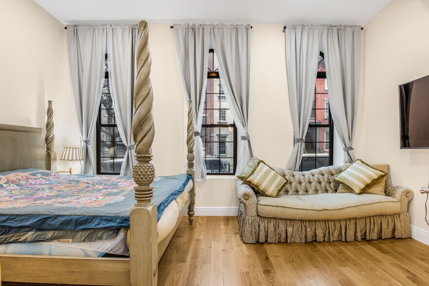 More Photos Of 450 W 44th St, New York Apartments For Sale
