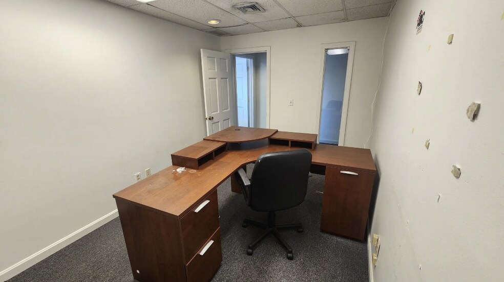 More Photos Of 4 Birch St, Derry Office For Sale