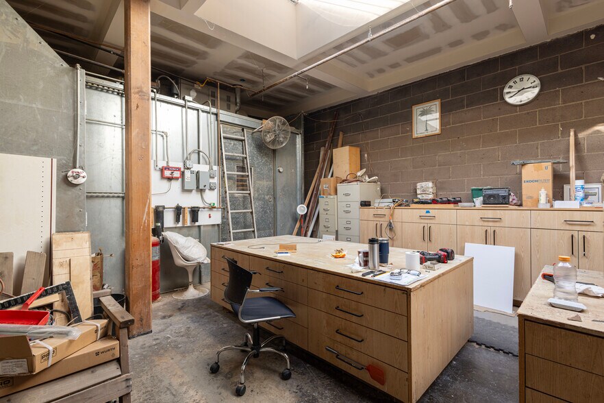 More Photos Of 4621 W Washington Blvd, Los Angeles Warehouse For Lease