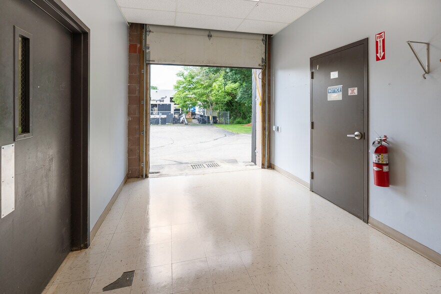 More Photos Of 240 Salem St, Woburn Research And Development For Lease