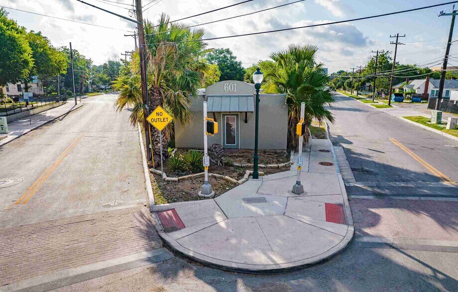 More Photos Of 601 E Ashby Pl, San Antonio Restaurant For Lease