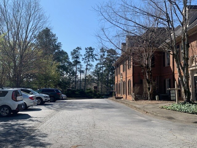 More Photos Of 8046 Roswell Rd, Atlanta Office For Sale