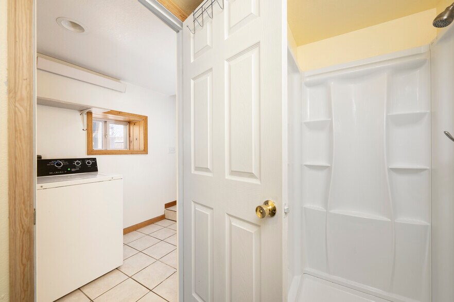 More Photos Of 695 Agate ave, Granby Flex For Sale