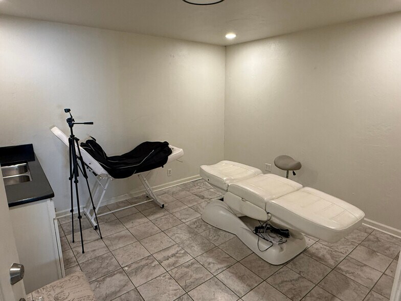 More Photos Of 1113 NW 50th St, Oklahoma City Office For Sale