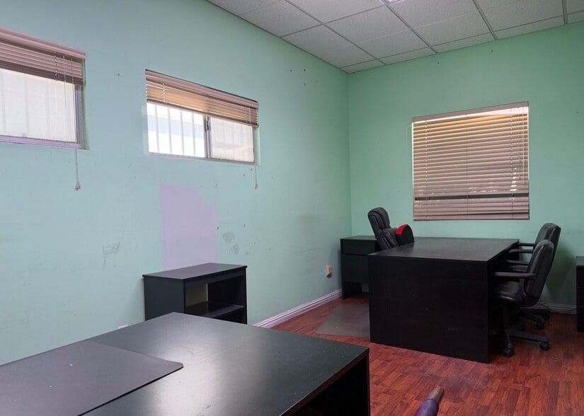 More Photos Of 933 S Western Ave, Los Angeles Auto Dealership For Lease