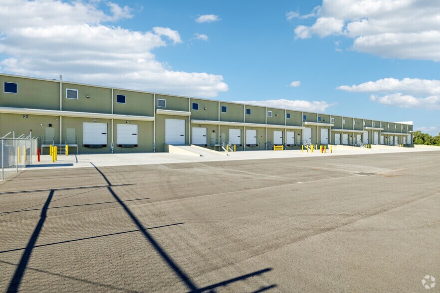 More Photos Of 3955 Anchuca Dr, Lakeland Industrial For Lease